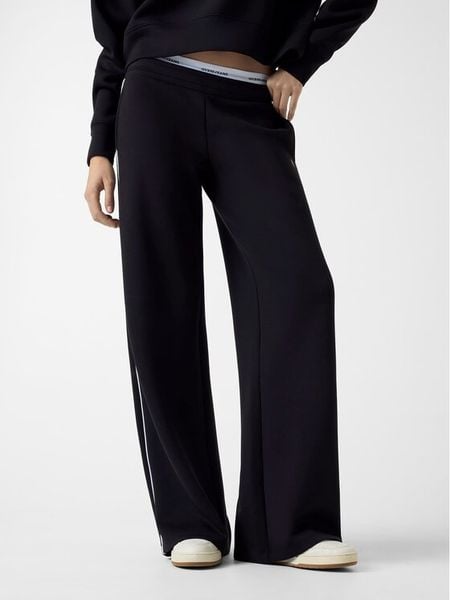 Guess Jeans Spodnie dresowe W6RB43 KD122 Czarny Regular Fit. Czarne spodnie dresowe Guess Jeans, xxl, z aplikacjami, z dresówki. Za 283.99 zł.