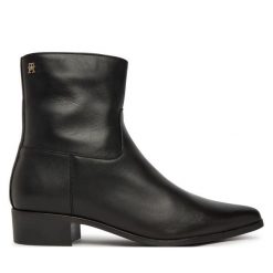 Botki Tommy Hilfiger. Czarne botki TOMMY HILFIGER, bez wzorów, bez obcasa, na płaskiej podeszwie, bez zapięcia. Za 699.99 zł.