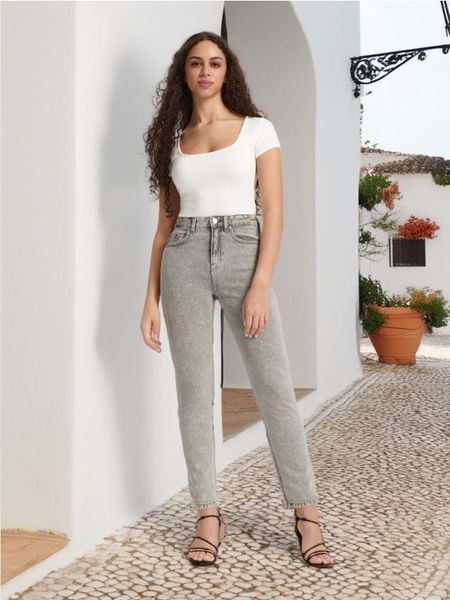 Jeansy mom fit - szary. Szare jeansy Sinsay, bez wzorów. Za 49.99 zł.