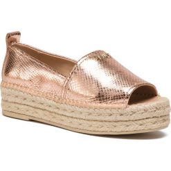 Espadryle DKNY - Mer-Peep K4829881 Rose Gold Rog. Czerwone espadryle DKNY, bez wzorów, ze skóry ekologicznej, bez obcasa, na koturnie, bez zapięcia. W wyprzedaży za 339.00 zł.