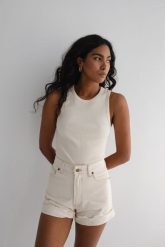 Top na ramiączkach prążkowanej dzianiny w kolorze WARM BEIGE - ISLA-M. Brązowe topy Marsala, m, bez wzorów, z bawełny, bez kołnierzyka, bez ramiączek. Za 119.90 zł.