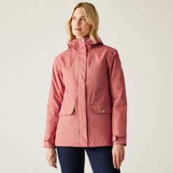 Kurtka turystyczna damska Regatta Broadia parka przeciwdeszczowa. Czerwone kurtki sportowe Regatta, na zimę, sportowe, bez kaptura. W wyprzedaży za 299.99 zł.
