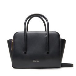 Torebka Calvin Klein. Czarne torebki klasyczne Calvin Klein, bez wzorów, bez dodatków. Za 999.99 zł.