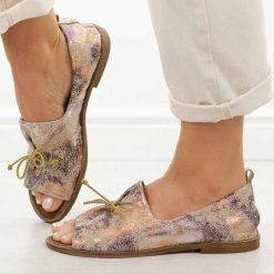 Złote N04 skórzane Polskie sandały damskie z zakrytą piętą Deoni D488. Żółte sandały Deoni, bez wzorów, ze skóry, klasyczne, bez obcasa, bez zapięcia. Za 419.00 zł.