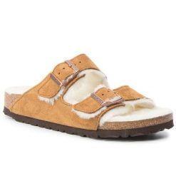 Kapcie Birkenstock. Brązowe obuwie domowe Birkenstock, bez wzorów, bez zapięcia. Za 679.99 zł.