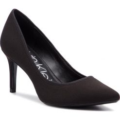 Szpilki CALVIN KLEIN - Gazelle E8933 Black. Czarne szpilki Calvin Klein, bez wzorów, z materiału, eleganckie, bez obcasa, na obcasie, bez zapięcia. W wyprzedaży za 359.00 zł.