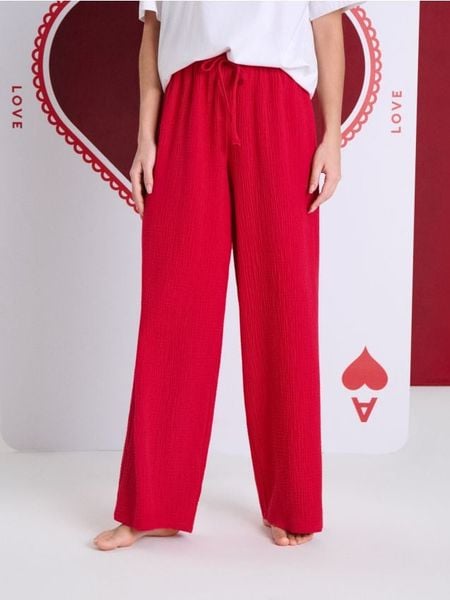 Spodnie od piżamy z muślinowej bawełny - czerwony. Czerwone piżamy Sinsay, bez wzorów, z bawełny, bez ramiączek. Za 29.99 zł.