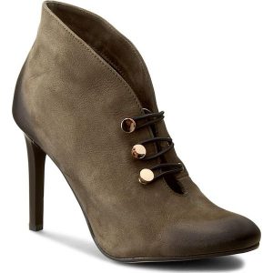 Szpilki CARINII - B3927 I43-000-000-A92. Zielone botki Carinii, z aplikacjami, z materiału, eleganckie, bez obcasa, na obcasie, bez zapięcia. W wyprzedaży za 179.00 zł.
