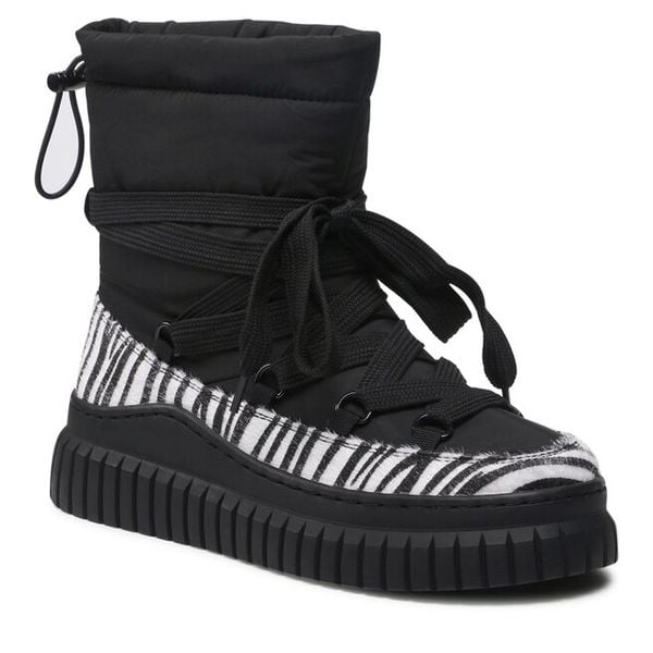 Trzewiki Jenny Fairy. Czarne botki Jenny Fairy, bez wzorów, bez obcasa, na płaskiej podeszwie, bez zapięcia. Za 179.99 zł.