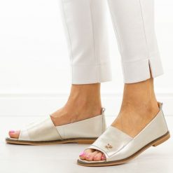 Złote skórzane płaskie sandały damskie Potocki 19397. Żółte sandały POTOCKI, z aplikacjami, z jeansu, eleganckie, bez obcasa, na płaskiej podeszwie, bez zapięcia. W wyprzedaży za 201.52 zł.