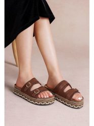 Foreverfolie Klapki w kolorze brązowym rozmiar: 39. Brązowe klapki Foreverfolie, bez wzorów, z otwartym noskiem, bez obcasa, na platformie. Za 104.99 zł.