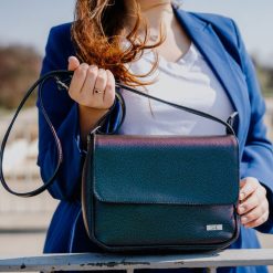 Listonoszka skórzana SHE 558 kameleon. Czarne torebki klasyczne SHE, bez wzorów, ze skóry, bez dodatków. Za 279.99 zł.