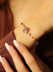 Pierres delicates Pozłacana bransoletka z kamieniami szlachetnymi i perłami rozmiar: onesize. Fioletowe bransoletki Pierres delicates, z perłą, pozłacane. Za 52.99 zł.