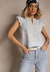 Jasnoniebieska Bawełniana Bluzka Ozdobiona Falbankami i Ażurowym Wzorem Grelzeki. Niebieskie bluzki Renee, l, z aplikacjami, z bawełny, eleganckie, bez kołnierzyka, bez ramiączek. W wyprzedaży za 34.99 zł.