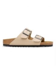 Birkenstock Klapki "Arizona" w kolorze beżowym rozmiar: 36. Brązowe klapki Birkenstock, bez wzorów, z otwartym noskiem, bez obcasa. Za 331.45 zł.