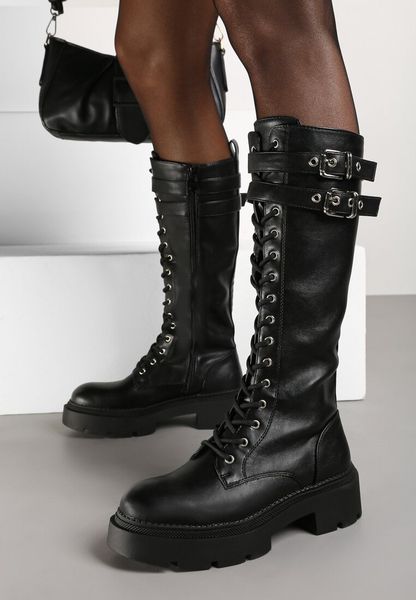 Czarne Sznurowane Kozaki na Platformie w Stylu Workerów z Paskami i Klamrami Asintoria. Czarne kozaki Renee, na jesień, z jeansu, bez obcasa, na obcasie, bez zapięcia. Za 179.99 zł.