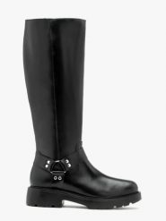 Kozaki typu biker z metalowymi ozdobami. Czarne kozaki Ryłko, ze skóry, z okrągłym noskiem, bez obcasa, bez zapięcia. Za 629.99 zł.