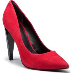 Szpilki GUESS - FLOBA4 SUE08 RED. Czerwone szpilki Guess, z aplikacjami, ze skóry ekologicznej, bez obcasa, na obcasie, bez zapięcia. W wyprzedaży za 399.00 zł.