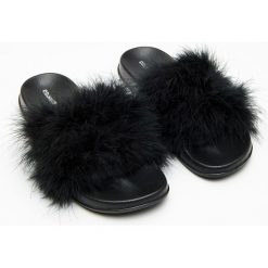 Klapki ze sztucznym futerkiem - Czarny. Klapki Cropp. Za 59.99 zł.