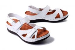ARTIKER RELAKS 56C0849 biały, sandały damskie. Białe sandały Artiker Relaks, bez wzorów, klasyczne, bez obcasa, bez zapięcia. Za 229.90 zł.