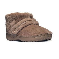 Kapcie Crocs CLASSIC UNFURGETTABLE BOOT 211743-2EY. Brązowe obuwie domowe Crocs, bez wzorów, z gumy, z okrągłym noskiem, przed kolano, bez zapięcia. Za 279.00 zł.