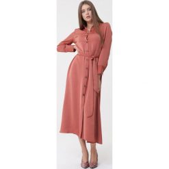 Łososiowa Sukienka Solfatara. Czerwone sukienki Born2be, l, bez wzorów, z materiału, bez kołnierzyka, bez ramiączek, maxi, koszulowe. Za 119.99 zł.