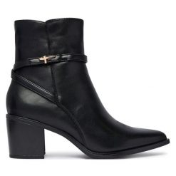 Botki Tamaris. Czarne botki Tamaris, bez wzorów, bez obcasa, na słupku, bez zapięcia. Za 484.99 zł.