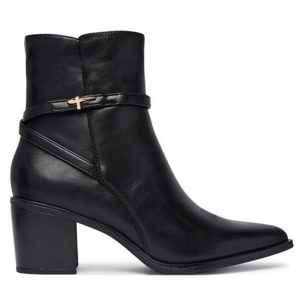 Botki Tamaris. Czarne botki Tamaris, bez wzorów, bez obcasa, na słupku, bez zapięcia. Za 484.99 zł.