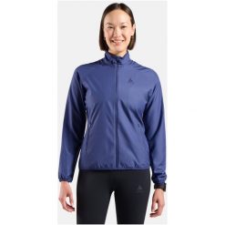 Kurtka przeciwwiatrowa Odlo Jacket ESSENTIAL LIGHT. Fioletowe kurtki sportowe Odlo, bez wzorów, z softshellu, bez kaptura, trekkingowe. Za 399.99 zł.