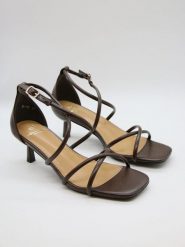 Bellucci Sandały w kolorze czarnym rozmiar: 37. Czarne sandały Bellucci, bez wzorów, z otwartym noskiem, bez obcasa, na koturnie, bez zapięcia. Za 100.99 zł.