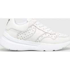 Guess Jeans - Buty. Białe obuwie sportowe Guess Jeans, z gumy, bez zapięcia. W wyprzedaży za 399.90 zł.