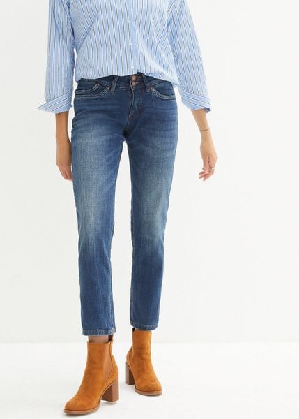 Jeansy o kroju mom ze średnim stanem. Niebieskie jeansy bonprix, bez wzorów. Za 124.99 zł.