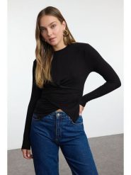 Trendyol Bluzka w kolorze czarnym rozmiar: S. Czarne bluzki Trendyol, s, bez wzorów, bez kołnierzyka, bez ramiączek. Za 69.75 zł.