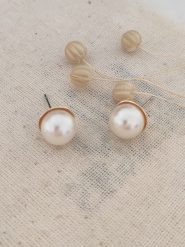 Atelier MIU Pozłacane kolczyki-wkrętki z perłami rozmiar: onesize. Białe kolczyki Atelier MIU, z perłą, pozłacane. Za 66.00 zł.