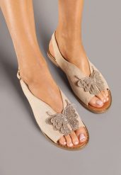 Beżowe Sandały z Ekozamszu Zdobione Cyrkoniami i Aplikacją z Motylem Falevelith. Brązowe sandały Renee, z aplikacjami, wizytowe, bez obcasa, na płaskiej podeszwie, bez zapięcia. Za 79.99 zł.