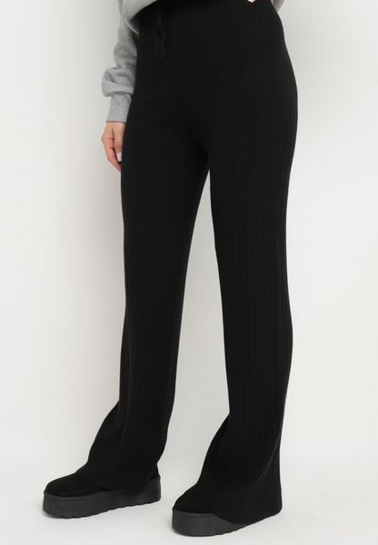 Czarne Dzianinowe Spodnie Prążkowane o Szerokim Kroju z Gumką w Talii Emalindrae. Czarne spodnie materiałowe Born2be, na co dzień, bez wzorów, z dzianiny, z podwyższonym stanem. Za 59.99 zł.