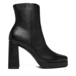 Botki JENNY. Czarne botki Jenny, bez wzorów, bez obcasa, na słupku, bez zapięcia. Za 199.99 zł.