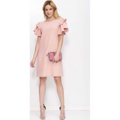 Różowa Sukienka Wizytowa z Falbankami na Ramionach. Czerwone sukienki Molly.pl, na imprezę, xs, bez wzorów, eleganckie, bez kołnierzyka, bez ramiączek, mini, kopertowe. Za 148.90 zł.