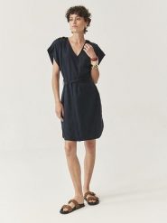 TATUUM Sukienka "Ovita" w kolorze granatowym rozmiar: S. Sukienki Tatuum, s, bez wzorów, z lyocellu, bez kołnierzyka, bez ramiączek, midi. Za 171.28 zł.