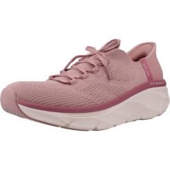 Kapcie SKECHERS DLUX WALKER 2.0 SLIP-INS Rose. Czerwone obuwie domowe Skechers, bez wzorów, z tkaniny, bez zapięcia. Za 422.99 zł.