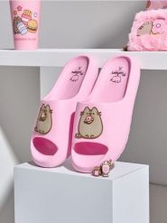 Klapki z wymiennymi przypinkami Pusheen the Cat - różowy. Czerwone klapki Sinsay, bez wzorów, bez obcasa. Za 35.99 zł.