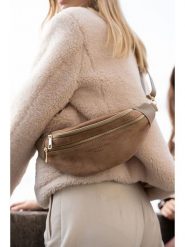 Maison héritage PARIS Skórzana saszetka "Mouki" w kolorze jasnobrązowym - 27 x 11,5 x 7,5 cm rozmiar: onesize. Brązowe torby na ramię Maison héritage PARIS, bez wzorów, z materiału, sportowe, przez ramię, bez dodatków. Za 292.20 zł.