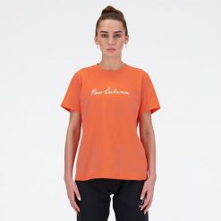 Koszulka damska New Balance WT41909GFR – pomarańczowa. Brązowe bluzki New Balance, m, bez wzorów, z materiału, eleganckie, bez kołnierzyka, bez ramiączek. Za 49.99 zł.