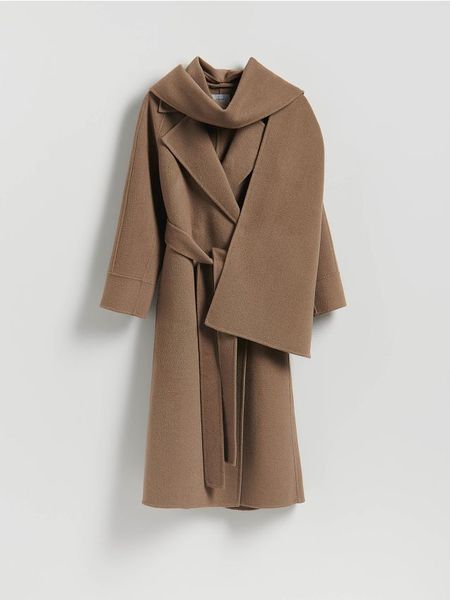 Płaszcz handmade z odpinanym szalem - beżowy. Brązowe płaszcze Reserved, l, bez wzorów, z tkaniny, bez kaptura. Za 599.99 zł.