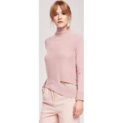 Sweter w kolorze jasnoróżowym. Czerwone golfy ZOCHA, s, bez wzorów, z kaszmiru, bez ramiączek. W wyprzedaży za 529.95 zł.