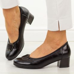 Czarne skórzane czółenka damskie Cambell 19413. Czarne czółenka Cambell, bez wzorów, ze skóry, z okrągłym noskiem, bez obcasa, na obcasie, bez zapięcia. Za 219.00 zł.