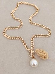 Nakkash Pozłacany naszyjnik z perłami syntetycznymi - dł. 42 cm rozmiar: onesize. Białe naszyjniki Nakkash, z perłą, pozłacane. Za 52.42 zł.