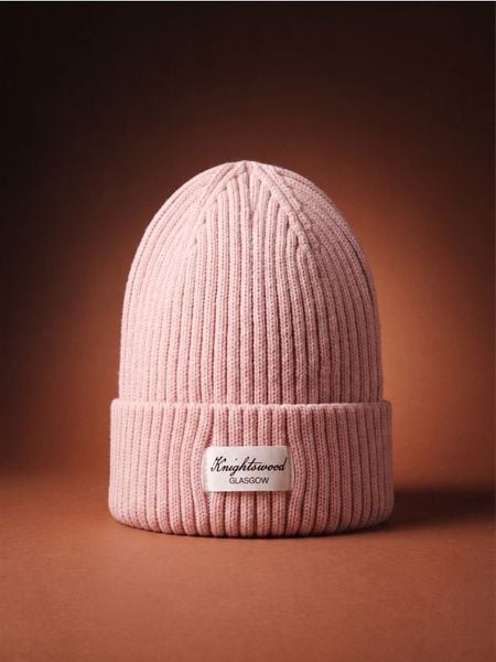 Czapka beanie z wiskozą - różowy. Czerwone czapki Sinsay, bez wzorów, z wiskozy. Za 15.99 zł.