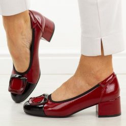 Bordowe czółenka damskie na obcasie Potocki 12807. Czerwone czółenka POTOCKI, z aplikacjami, z lakierowanej skóry, z okrągłym noskiem, bez obcasa, na obcasie, bez zapięcia. Za 199.00 zł.