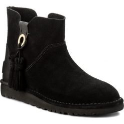 Botki UGG - W Gib 1019959 W/Blk. Czarne botki UGG, z aplikacjami, z materiału, bez obcasa, bez zapięcia. W wyprzedaży za 429.00 zł.